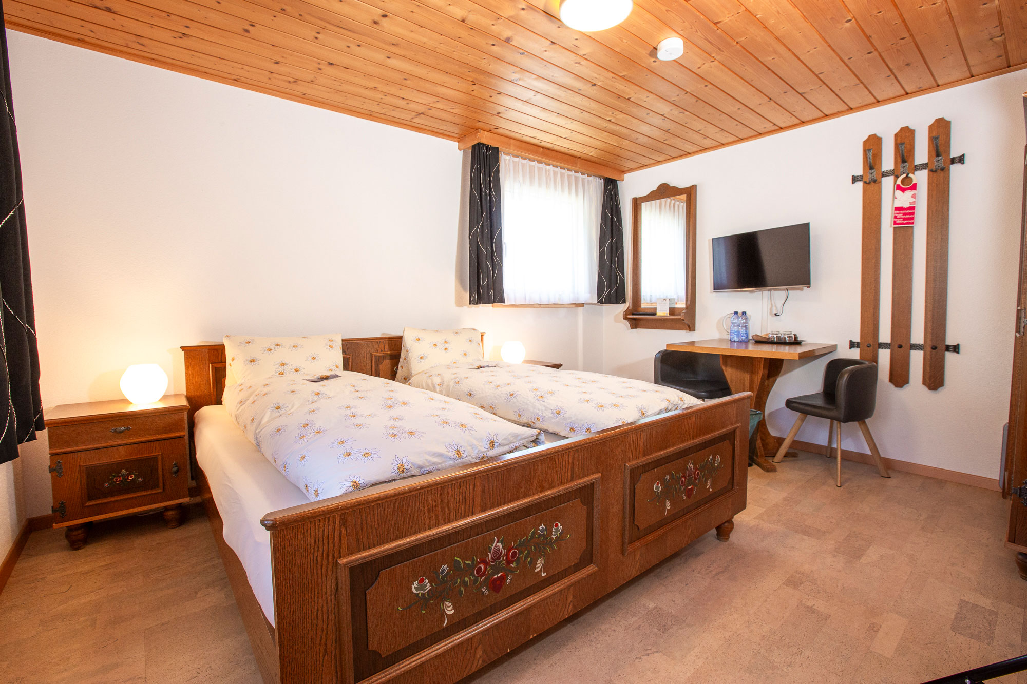 Freundliches, rustikal möbliertes 18m2 grosses Doppelzimmer mit Blick zum Schafberg und Sitzmöglichkeit.<br /><br />Zur Einzel- und Doppelbelegung, mit Dusche, WC, Haarföhn und Beautyprodukten<br /><br />Ausstattung: <br />1 Schlafraum, Nichtraucher, getrennte Matratzen,Betten bezogen, Hand- und Duschtücher, Waschlappen, Zimmersafe, Rauchmelder, Flachbild-TV, Radio, W-LAN (kostenlos), Wasserkocher, Kaffee, Tee und Mineralwasser<br /><br />Mögliche Belegung: <br />1-2 Personen, Babybett möglich<br />Haustiere auf Anfrage