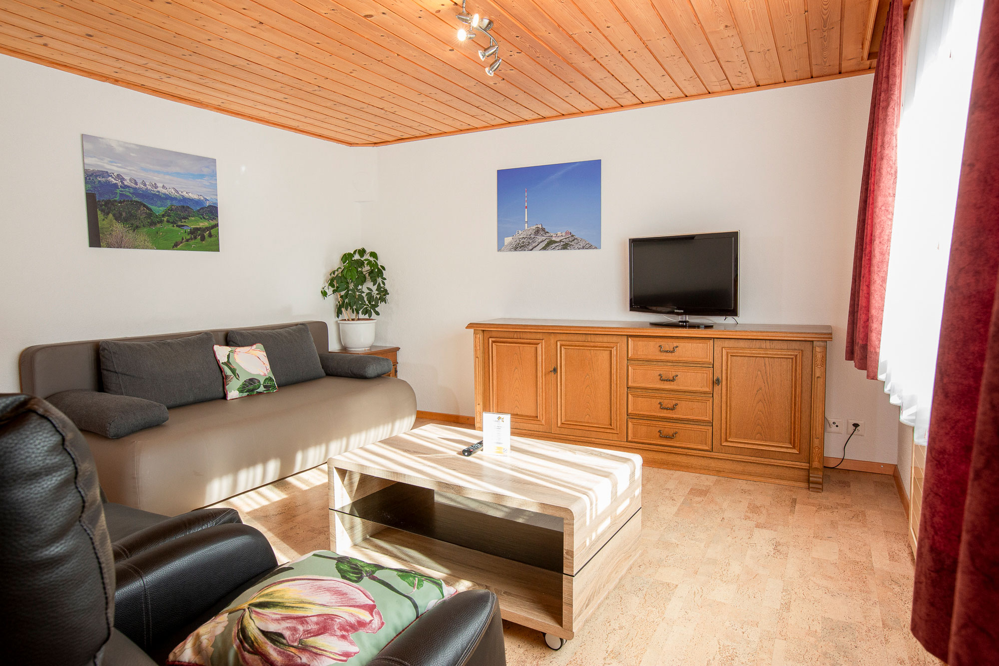 Freundliches, rustikal möbliertes 45.5m2 grosses Appartement mit kleiner Küche, optisch getrenntem Wohnteil mit Ess-und Sitzecke, Wohnzimmer mit Sitzecke, Schlafcouch und Sesseln, Panoramabalkon mit Blick zu den Churfirsten, Schlafzimmer mit Doppelbett und Möglichkeit für ein Zustellbett, Korkboden im gesamten Appartement. Badezimmer mit Dusche, WC, Haarföhn und Beautyprodukten.<br /><br />Ausstattung: <br />1 Schlafraum, kleine Küche, optisch von der Küche getrenntes Wohnzimmer, Nichtraucher, getrennte Matratzen, Betten bezogen, Hand- und Duschtücher, Waschlappen, Zimmersafe, Rauchmelder, Flachbild-TV, Radio, W-LAN (kostenlos), Wasserkocher, Kaffee, Tee und Mineralwasser<br /><br />Mögliche Belegung: <br />2-4 Personen, Babybett möglich<br />Haustiere auf Anfrage