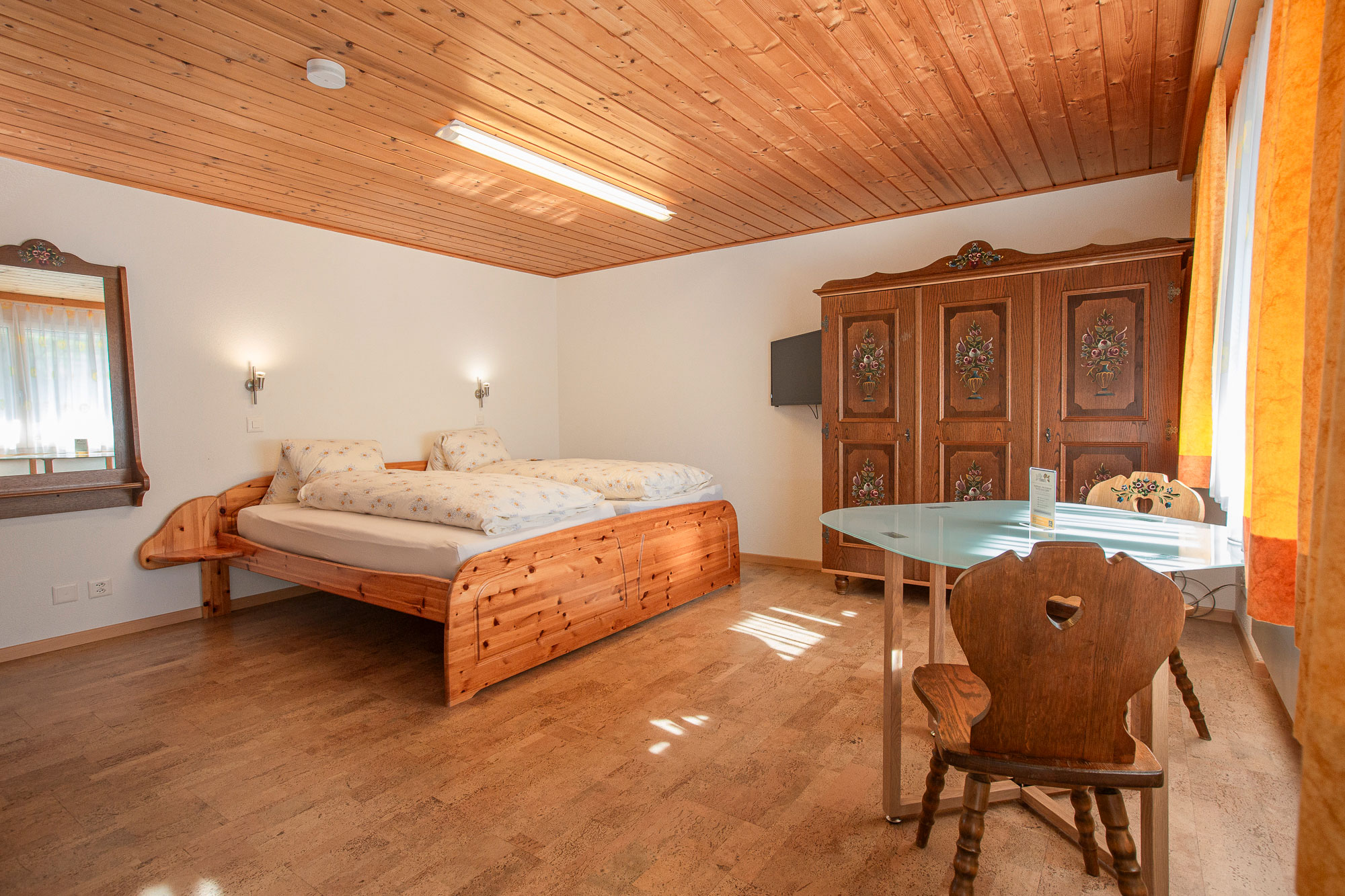 Helles, rustikal möbliertes, 28m2 grosses Doppelzimmer mit Schlafcouch, Sitzmöglichkeit, Panoramabalkon mit Blick zu den Churfirsten,<br />Dusche, WC, Haarföhn und Beautyprodukte<br /><br />Ausstattung: <br />1 Schlafraum, Nichtraucher, getrennte Matratzen, Betten bezogen, Hand- und Duschtücher, Waschlappen,Zimmersafe, Rauchmelder, TV, Radio, W-LAN (kostenlos), Wasserkocher, Kaffee, Tee, Mineralwasser<br /><br />Mögliche Belegung: <br />1-4 Personen, Babybett möglich<br /><br />Haustiere auf Anfrage